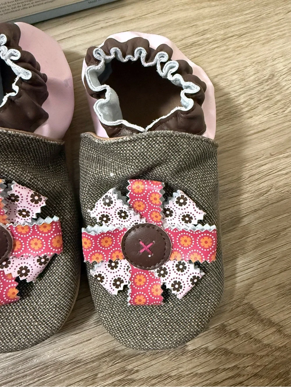 Robeez Soft Soles Organic Scrap Book Brown with Pastel Accent Shoes Sz 10.5-11.5